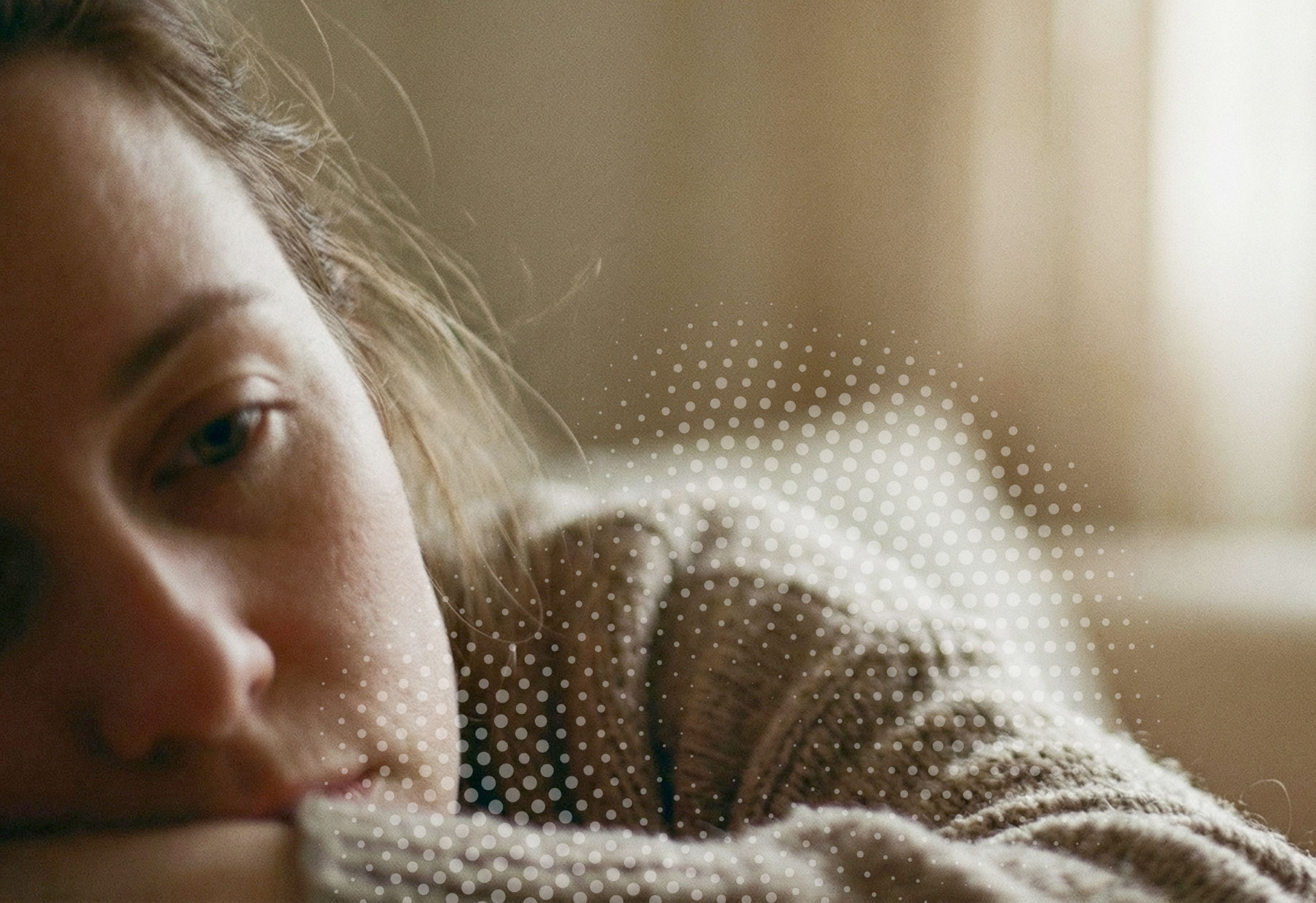 Personne appuyée sur une table dans une pièce éclairée en douceur